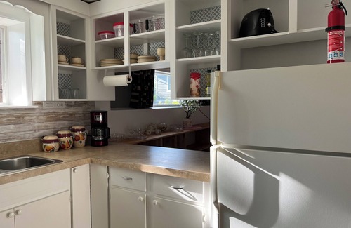 Salmon Arm Maison | Nice 2-bedroom walk-in lower suite in Salmon Arm. Private parking and yard.