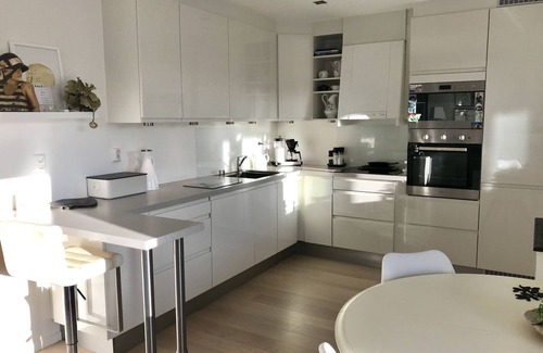 Godvik Appartement | Bel appartement de 3 chambres avec accès par escalier et véranda ensoleillée!