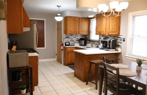 West Lawn Maison | Nice 3-bedroom house with AC in vibrant Chicago