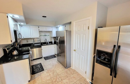 Herndon Maison | Nice 4-bedroom townhome with WiFi, Parking in charming Herndon
