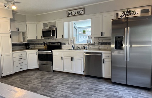 Grandview Maison | Nice and Large House Near Longview lake