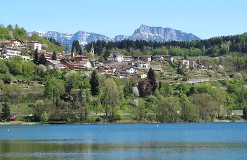 Calceranica al Lago Appartement | Bel appartement pour 4 personnes avec TV, animaux admis et parking