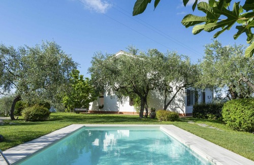 Monade Santa Lucia Villa | Agréable appartement dans une maison de vacances avec piscine, WIFI, TV, patio, vue panoramique