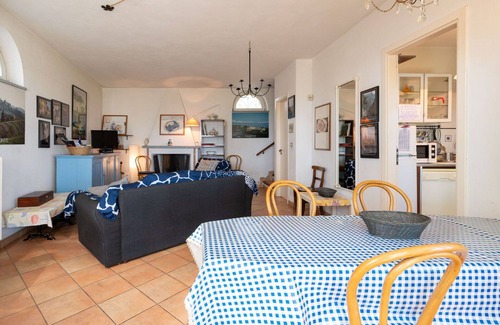 San Damiano dʼAsti Villa | Confortable appartement dans une maison de vacances avec piscine, WIFI, TV, patio et animaux admis