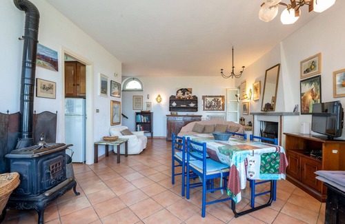 San Damiano dʼAsti Villa | Agréable appartement dans une maison de vacances avec WIFI, piscine, TV, patio et animaux admis