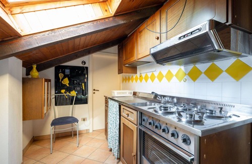 San Damiano dʼAsti Villa | Agréable appartement dans une maison de vacances avec WIFI, piscine, TV, patio et animaux admis