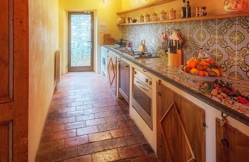 Umbertide Appartement | Bel appartement pour 3 personnes avec climatisation, WIFI, piscine, TV, vue panoramique et parking