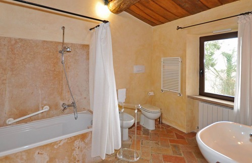 Umbertide Appartement | Bel appartement pour 3 personnes avec climatisation, WIFI, piscine, TV, vue panoramique et parking