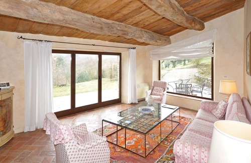 Umbertide Appartement | Bel appartement pour 3 personnes avec climatisation, WIFI, piscine, TV, vue panoramique et parking