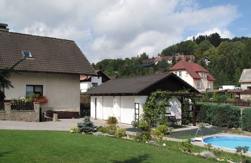 Vrchlabi Appartement | Bel appartement pour 4 personnes avec WIFI, piscine privée, TV et parking