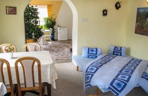 Vrchlabi Appartement | Bel appartement pour 4 personnes avec WIFI, piscine privée, TV et parking