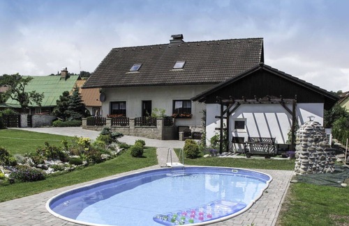Vrchlabi Appartement | Bel appartement pour 4 personnes avec WIFI, piscine privée, TV et parking