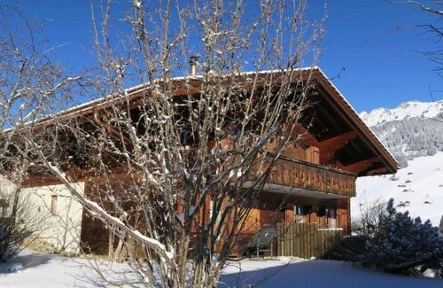 Lauenen Appartement | Nice apartment for 4 guests with WIFI and balcony