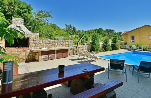 Ribarica Appartement | Confortable appartement avec WIFI, piscine, climatisation, TV, balcon, animaux admis et parking