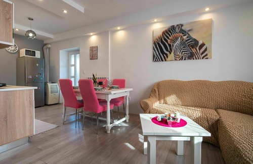 Sarsoni Appartement | Bel appartement avec WIFI, climatisation, piscine privée, TV, patio, animaux admis et parking