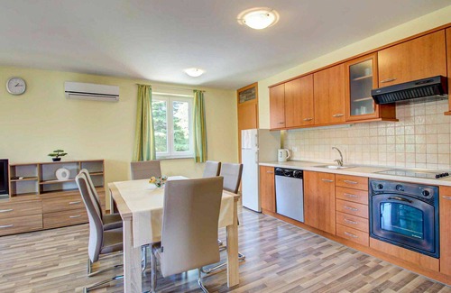 Izola Appartement | Bel appartement pour 6 personnes avec WIFI, climatisation, TV et balcon