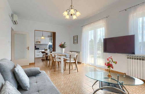 Debeljuhi Appartement | Bel appartement pour 7 personnes avec climatisation, piscine, WIFI, TV et balcon