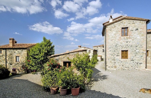 Castelnuovo di Val di Cecina Villa | Bel appartement dans une maison de vacances avec WIFI, piscine, TV, patio et animaux admis
