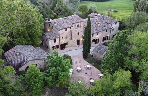 Umbertide Villa | Bel appartement dans une maison de vacances avec WIFI, climatisation, piscine, TV, véranda
