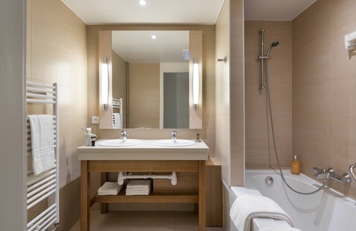 Les Barils Maison | Joli appartement dans une maison de vacances avec WIFI, bain à remous, piscine, TV et parking