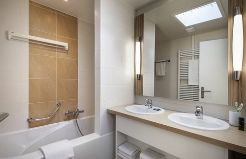 Pullay Maison | Agréable appartement dans une maison de vacances avec WIFI, piscine, bain à remous, TV et parking