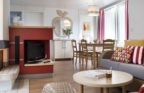 Pullay Maison | Agréable appartement dans une maison de vacances avec WIFI, piscine, bain à remous, TV et parking