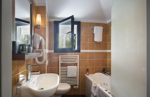 Les Barils Maison | Bel appartement dans une maison de vacances avec bain à remous, piscine, WIFI, TV et parking