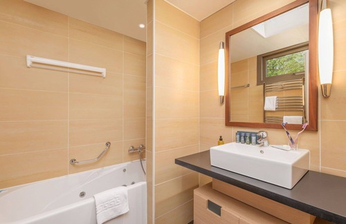 Les Barils Maison | Joli appartement dans une maison de vacances avec bain à remous, WIFI, piscine, TV et parking