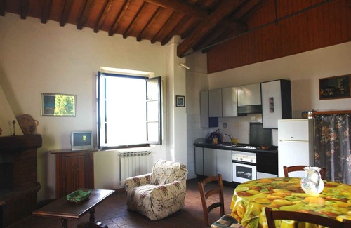 Poggibonsi Villa | Joli appartement dans une maison de vacances avec WIFI, piscine, TV, patio, près de San Gimignano