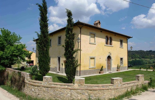 Poggibonsi Villa | Joli appartement dans une maison de vacances avec WIFI, piscine, TV, patio, près de San Gimignano