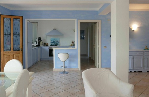 Monade Santa Lucia Villa | Bel appartement dans une maison de vacances avec climatisation, piscine, WIFI, TV, patio