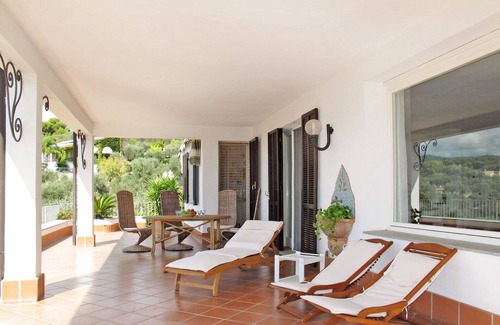Monade Santa Lucia Villa | Bel appartement dans une maison de vacances avec climatisation, piscine, WIFI, TV, patio