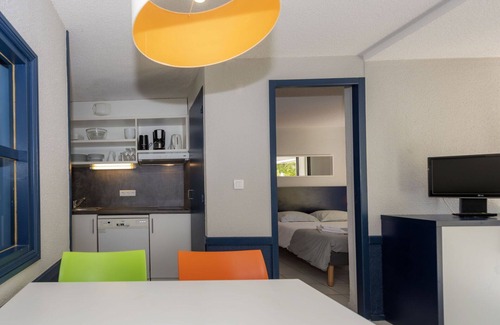 Casteljau Appartement | Apartamento con piscina, internet, TV, balcón, mascotas permitida, vista panorámica, aparcamiento