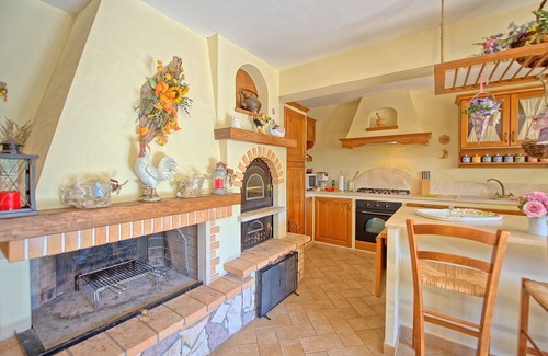 Villa A Sesta Appartement | Appartement avec WIFI, piscine, climatisation, TV, patio, vue panoramique, parking, près de Sienne