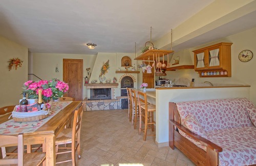 Villa A Sesta Appartement | Appartement avec WIFI, piscine, climatisation, TV, patio, vue panoramique, parking, près de Sienne