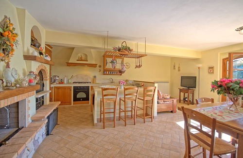 Villa A Sesta Appartement | Appartement avec WIFI, piscine, climatisation, TV, patio, vue panoramique, parking, près de Sienne