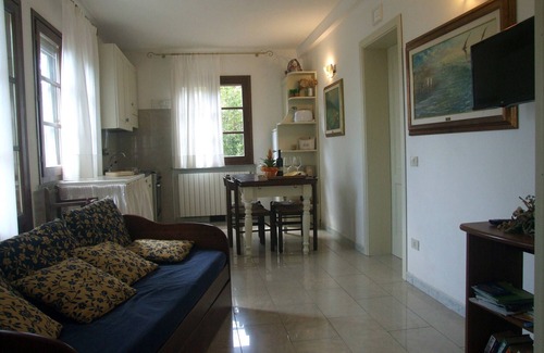Val Canina Appartement | Bel appartement avec terrasse au rez-de-chaussée d'une petite villa. E.