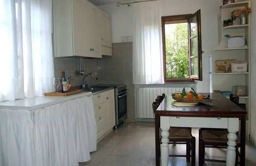 Val Canina Appartement | Bel appartement avec terrasse au rez-de-chaussée d'une petite villa. E.