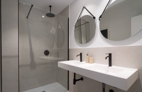 El Viso Appartement | Radiant Apartment in Santiago Bernabeu by The Sharingco