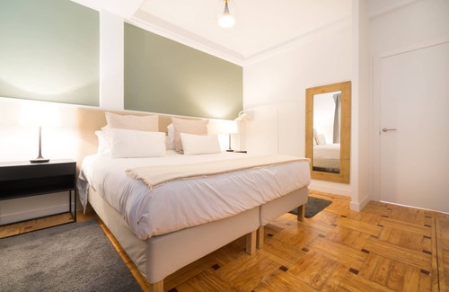 El Viso Appartement | Radiant Apartment in Santiago Bernabeu by The Sharingco