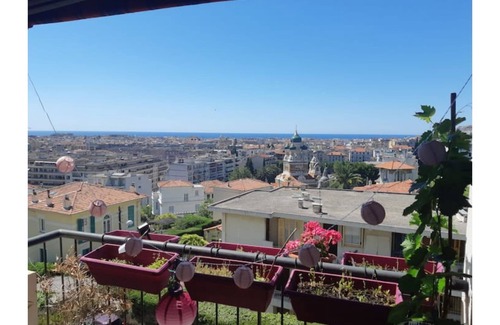 Le Piol Appartement | Nice, bel appartement calme avec un chat