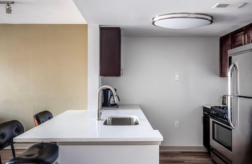 Bethesda Appartement | Nice Bethesda 1BR w/ Doorman, Pool & Gym, nr Metro, by Blueground