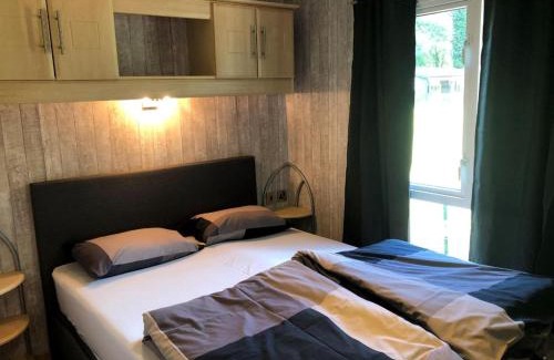 Wechelderzande Chalet De Ski | Nice chalet with deck, in the Antwerp Kempen