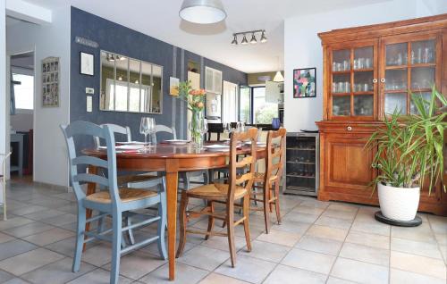 Montreuil-sous-Perouse Maison | Nice Home In Montreuil-Sous-Pérouse
