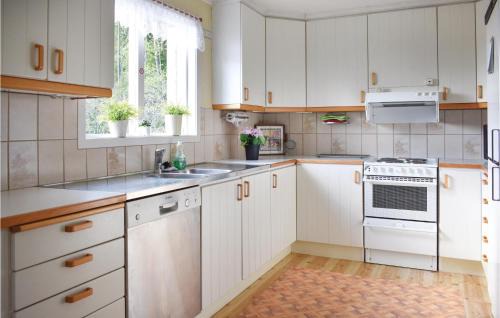 Bruzaholm Maison | Nice Home In Bruzaholm With Kitchen