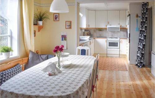 Bruzaholm Maison | Nice Home In Bruzaholm With Kitchen