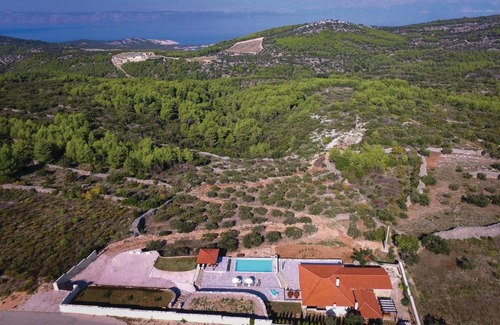 Gdinj Maison | Nice home in Gdinj with 2 Bedrooms, WiFi and Outdoor swimming pool