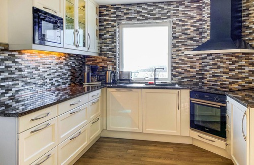 Bogoyvaer Maison | Nice home in Kverva with WiFi