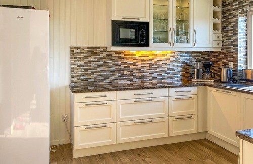 Bogoyvaer Maison | Nice home in Kverva with WiFi