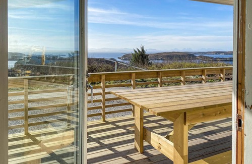 Bogoyvaer Maison | Nice home in Kverva with WiFi